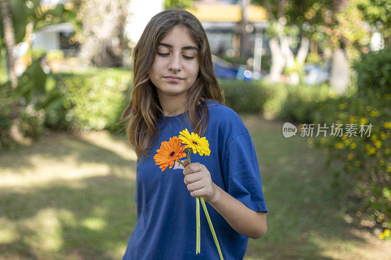 橙色和黄色的非洲菊花在人的手中盛开