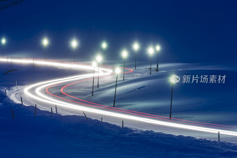 冬天，白雪覆盖的道路上的小路