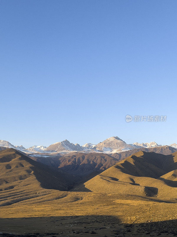 翠绿的山峦和白雪覆盖的山峰形成了美丽的景色。