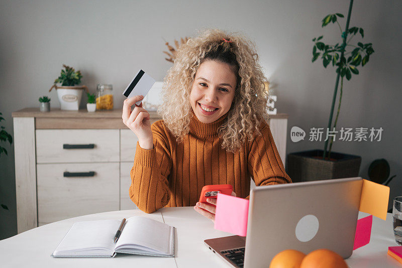 一张年轻女子用信用卡网购的照片