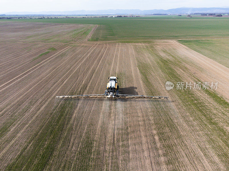 农业机械正在给田地施肥
