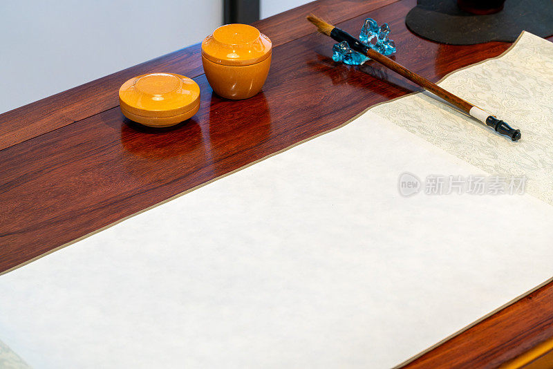 木桌上的传统书法工具