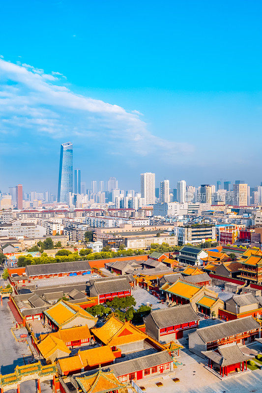 中国辽宁沈阳紫禁城和城市天际线的航空摄影
