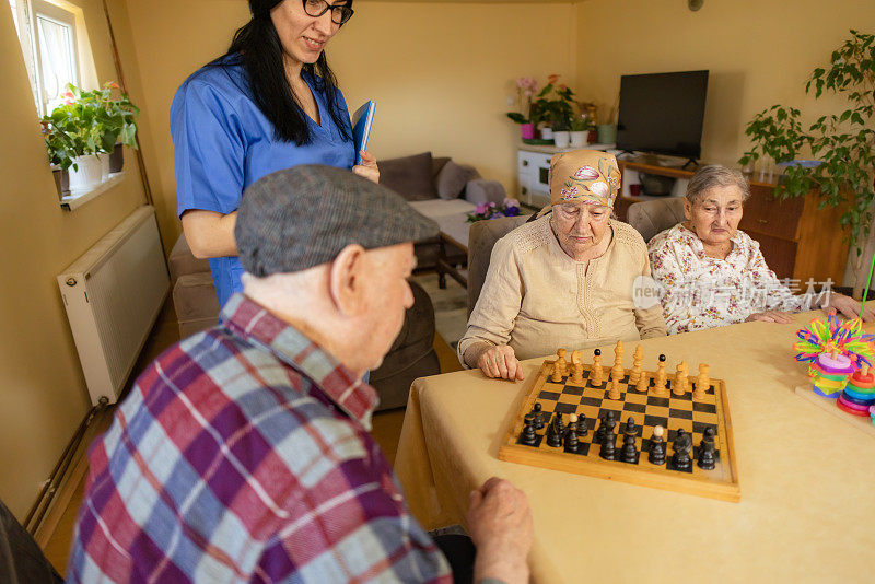 老年人喜欢与护士下棋