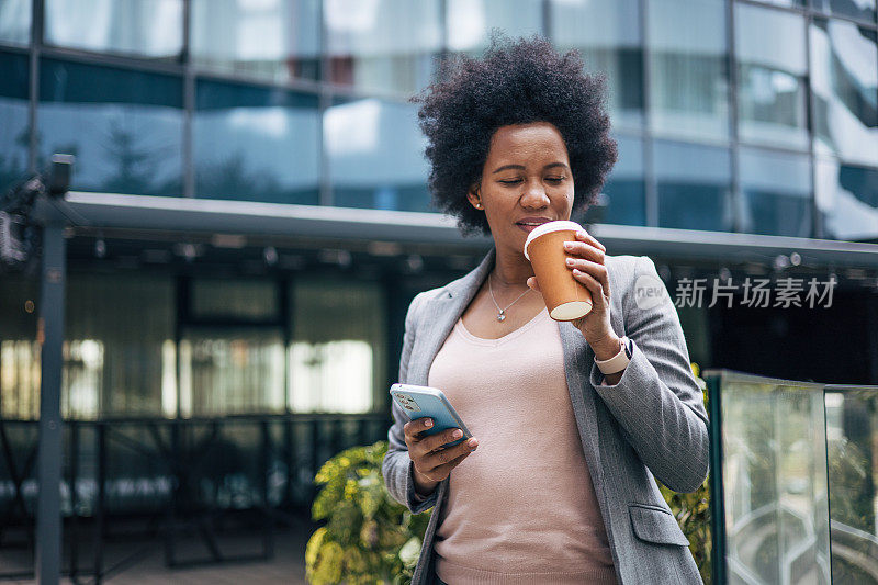 非洲女商人在喝咖啡休息时间打电话。