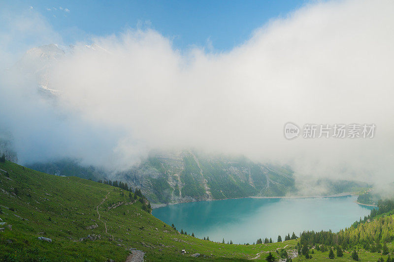 瑞士阿尔卑斯山脉的奥斯钦纳湖风景