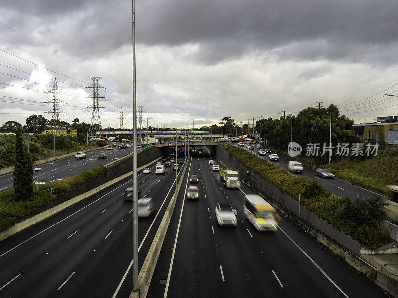 暴风雨天高速公路上的交通