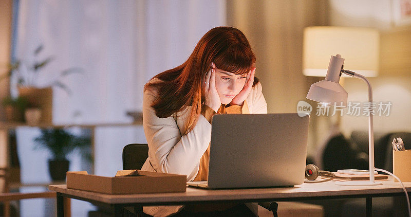 压力、焦虑和在夜间办公室使用笔记本电脑的商务女性被404、错误或故障灾难所挫败。恐惧、担忧或会计淹没阅读审计、税务或破产危机时事通讯