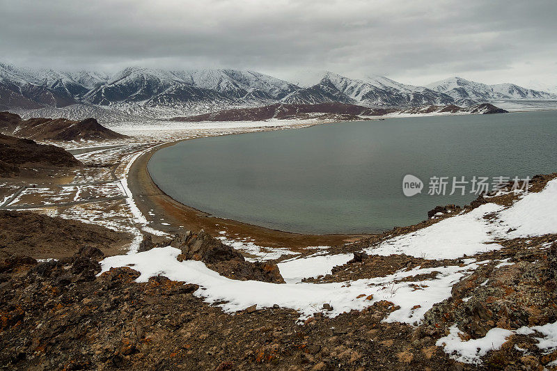 蒙古北部的黑湖和雪山。
