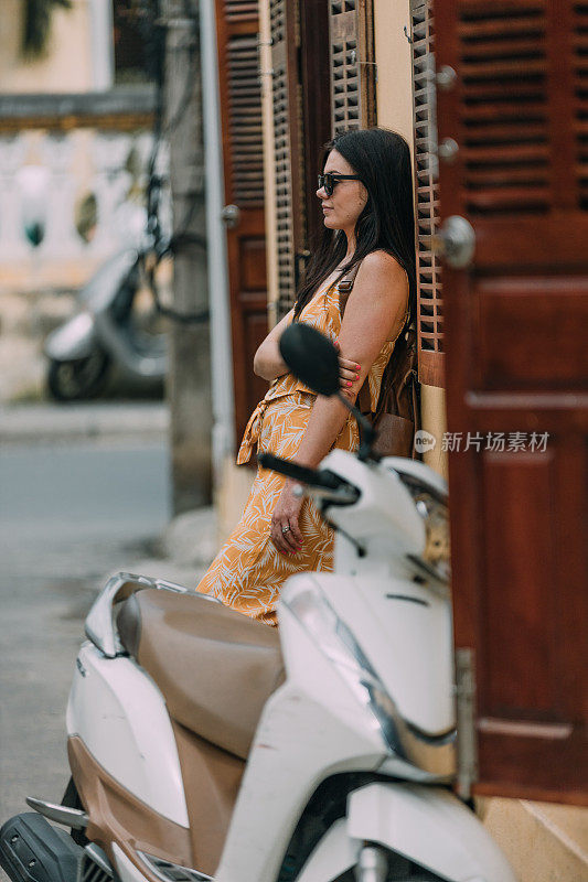 走在越南会安的标志性街道上的妇女，决心为家庭购买家居库存形象