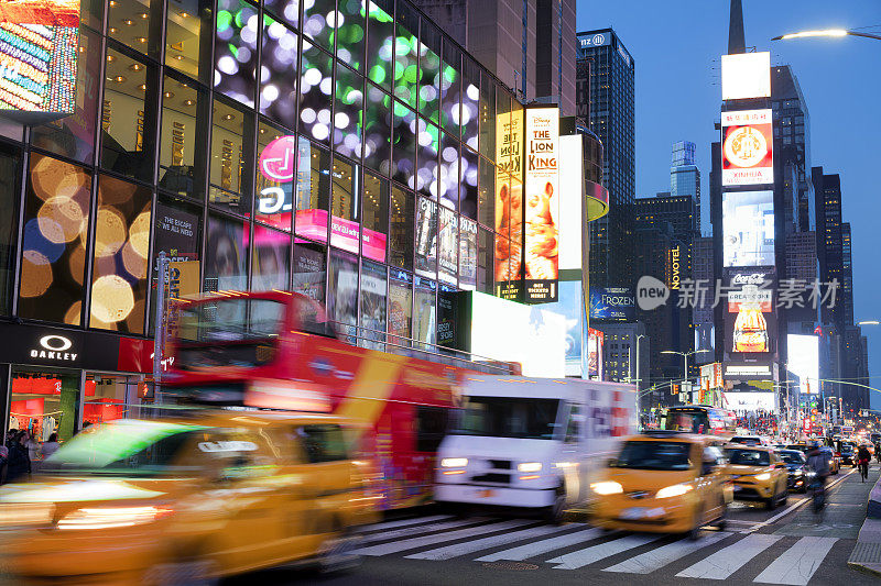 模糊出租车黄昏，时代广场，纽约