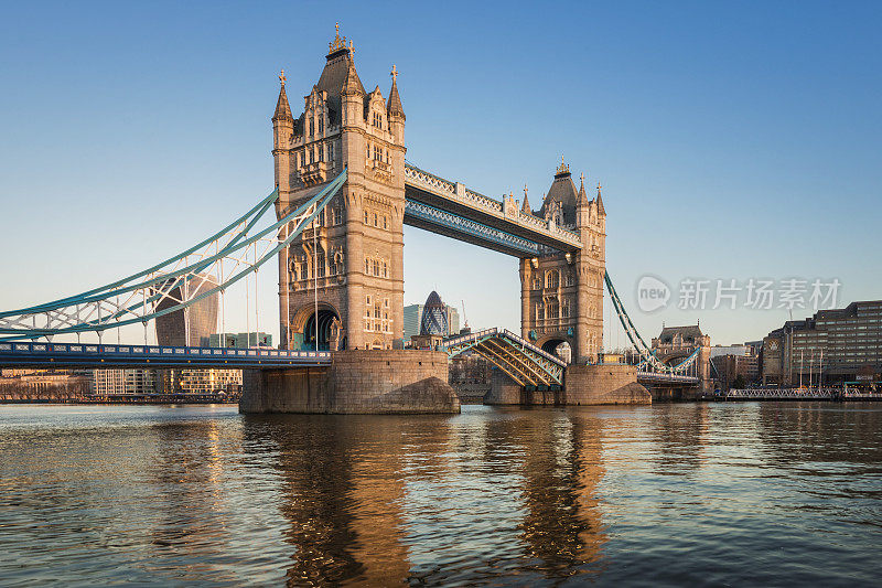 英国伦敦的塔桥。这座桥对一艘船开放