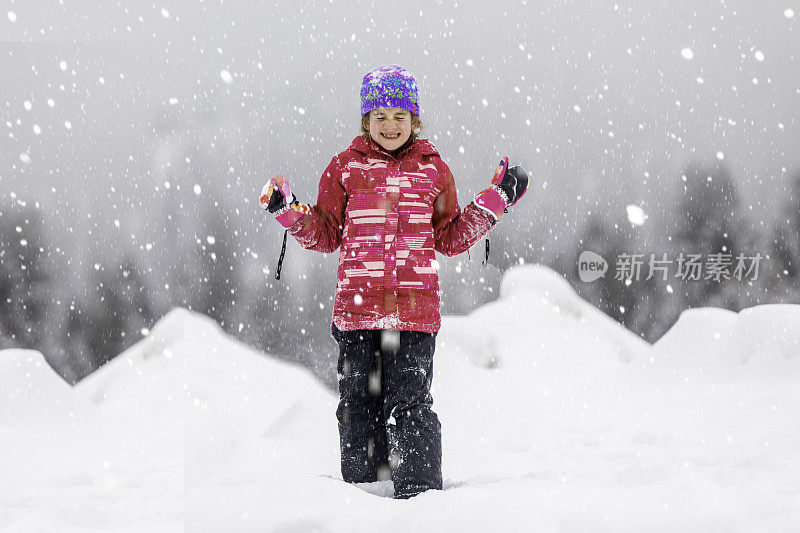 孩子们在雪地里玩得很开心