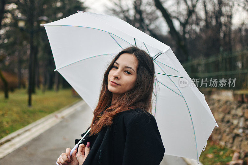 美丽的年轻女子享受着雨天