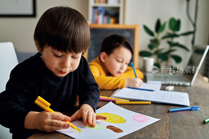 在家教育。可爱的孩子在家里和家人一起学习数学。