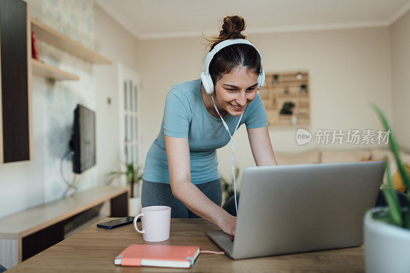 在客厅里做自由职业者的女孩