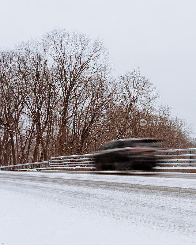 汽车在积雪的路上行驶