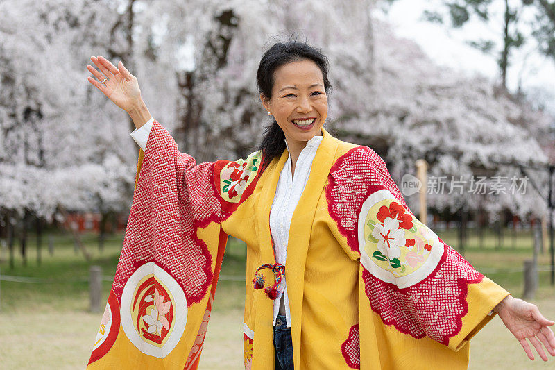 一个日本女人在欣赏樱花