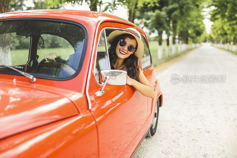 女人开着老爷车