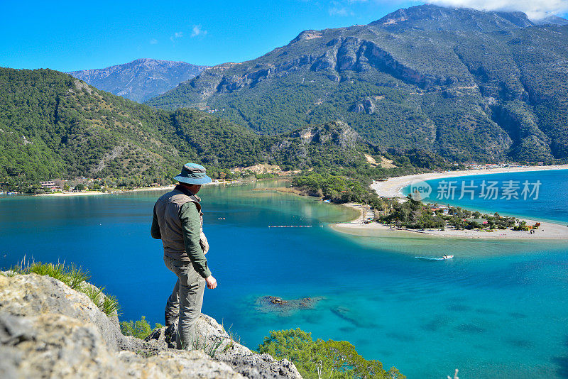 欣赏风景的摄影师。Ölüdeniz来自土耳其Fethiye。