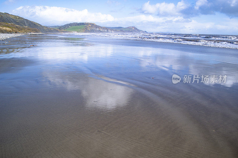 海滩和湛蓝的大海