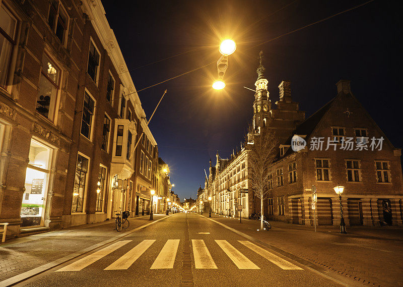 荷兰莱顿市的夜景。