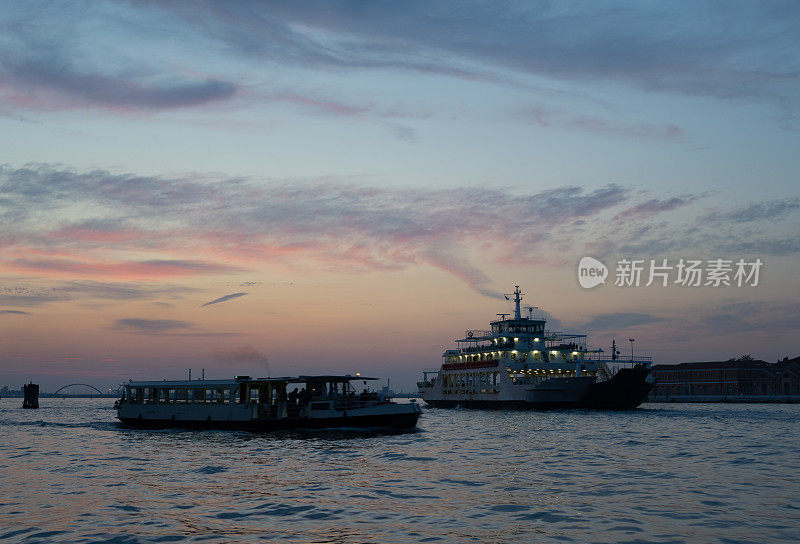 威尼斯，日落时的湖景