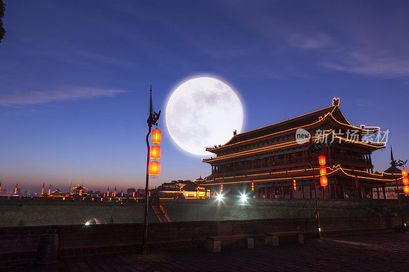 中秋节的夜晚一轮明月照亮了西安古城的天空