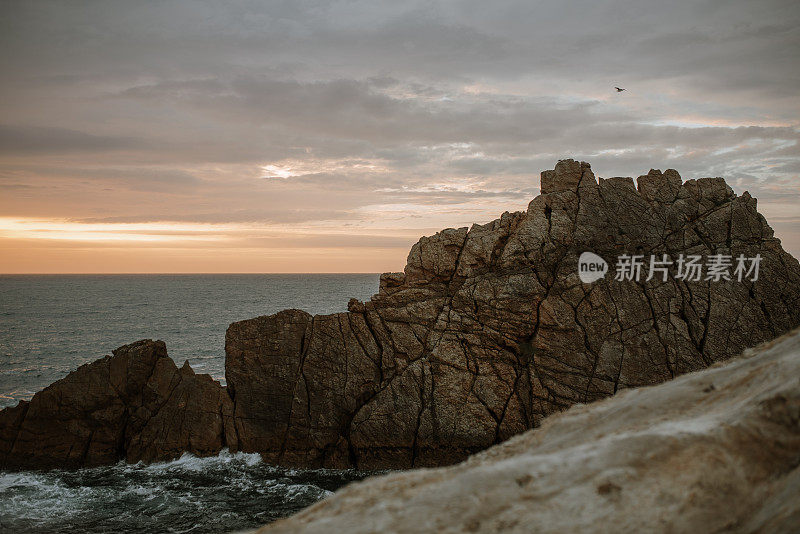 海边美丽的日落天空