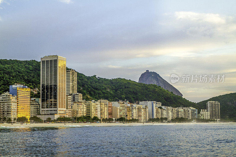 科帕卡巴纳海滩位于巴西里约热内卢