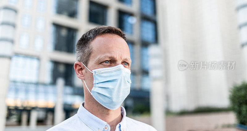 在城市里戴着防护面具的非正式男人的特写。