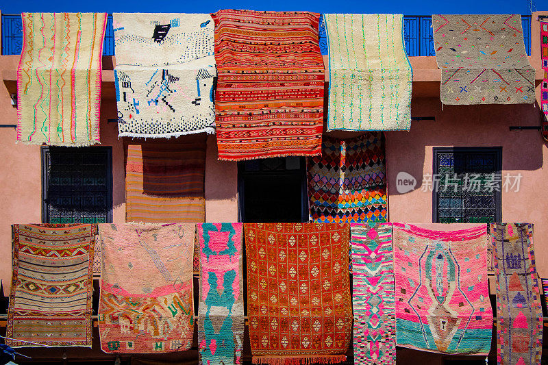 彩色的地毯和地毯悬挂在马拉喀什的阳台上