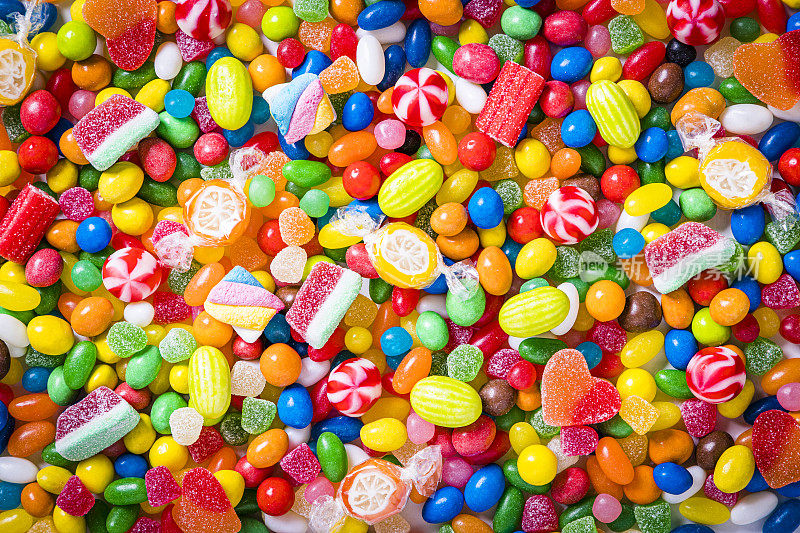 各式各样的彩色糖果和软糖背景