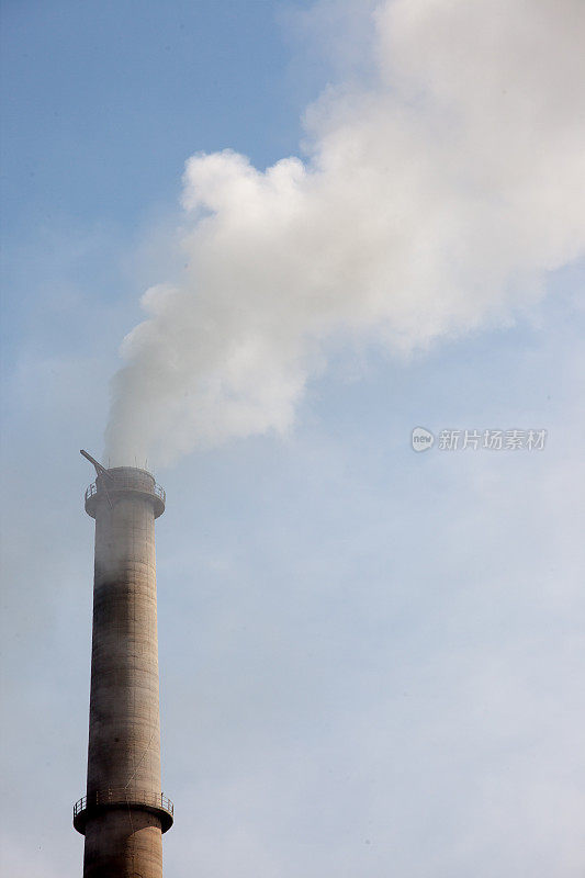 工厂的烟囱冒着烟，增加了污染。