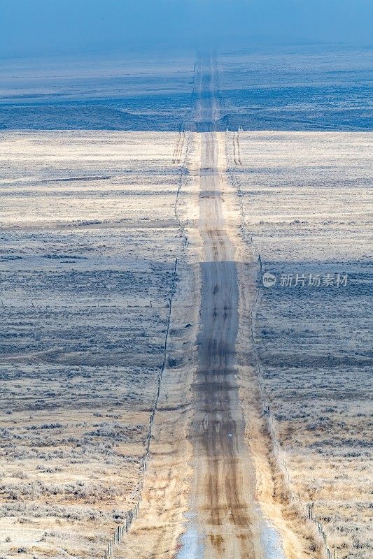 有雾和山脉背景的乡村道路