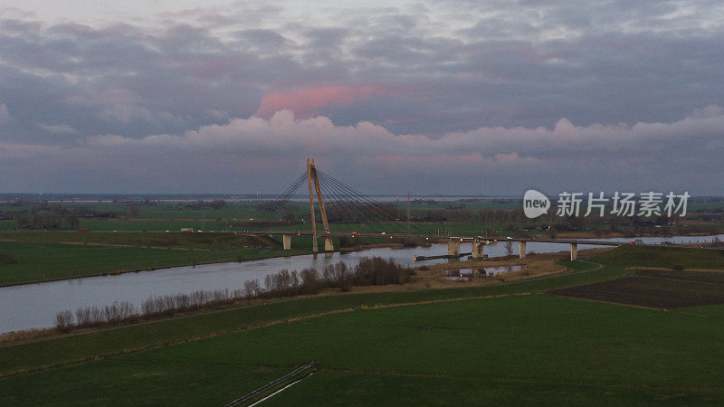 荷兰，埃兰布鲁格悬索桥，位于艾塞尔河上