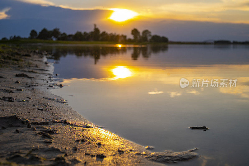 在一个美丽的夏夜，日落在河IJssel在兹沃尔附近