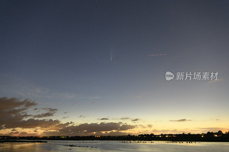 Neowise彗星在黑暗的夜空在reeveep湖