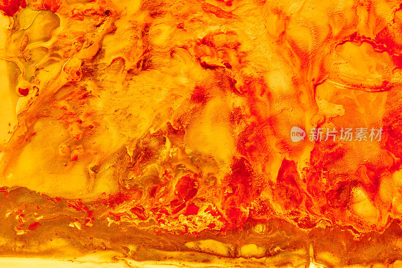 抽象的液体红橙色的背景。流动的艺术，葱翠的熔岩，血腥的海浪