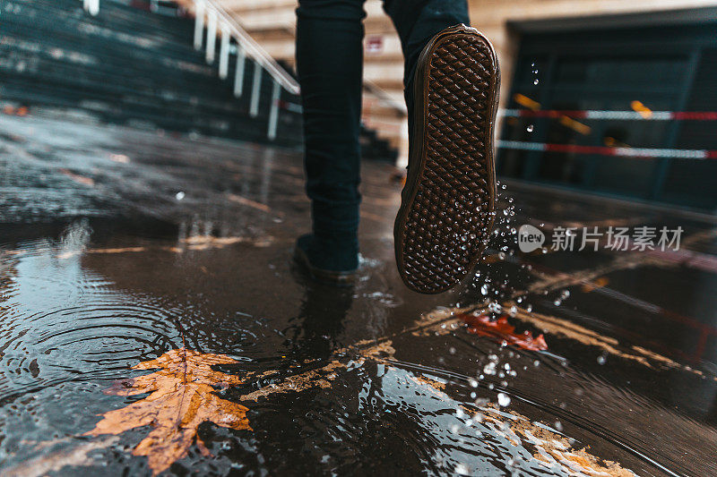 近距离的男人行走在雨天的城市