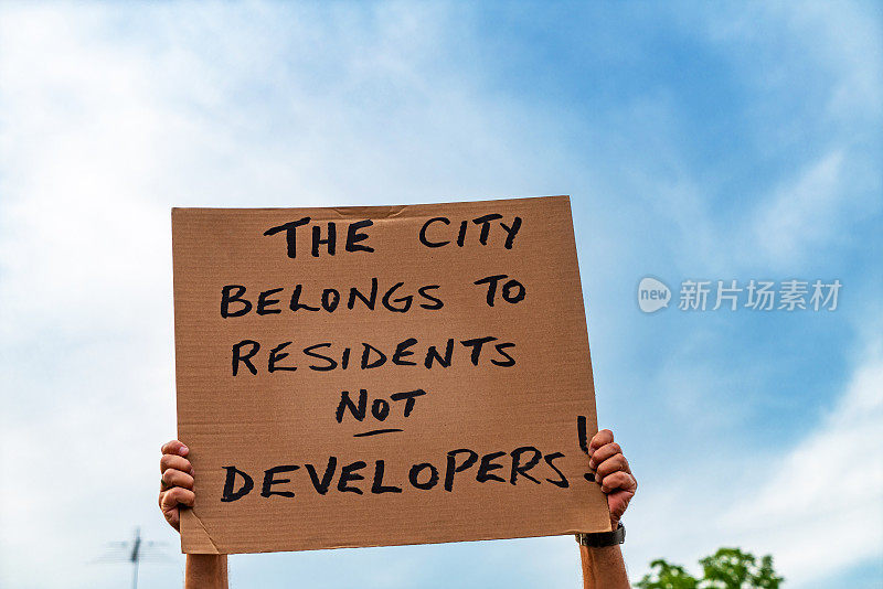 举着抗议标语——城市属于居民而不是开发商