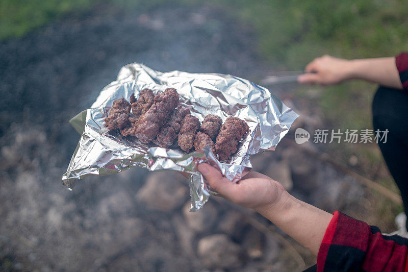 照料户外烧烤的女人