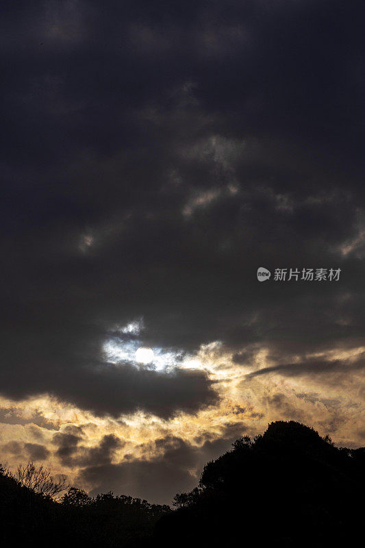 日落时山后的壮观天空