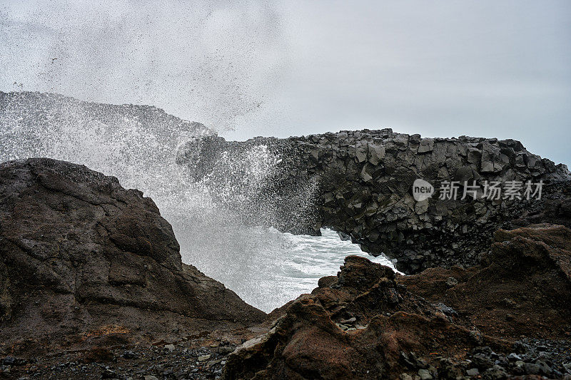 在冰岛，水撞击岩石