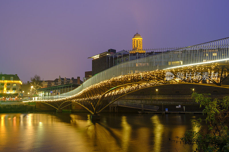 在一个寒冷的冬夜，在Zwolle的Rodetorenbrug，背景是Peperbus