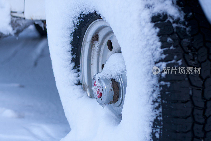 雪地里带锁毂的车轮