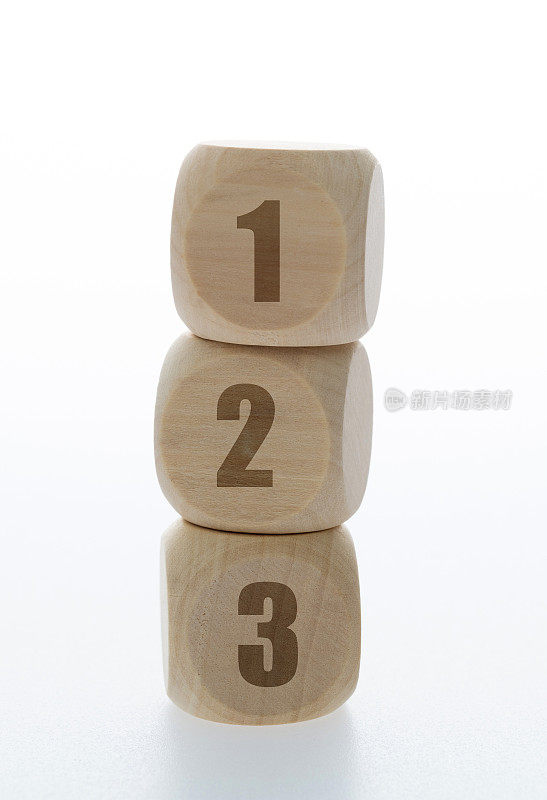 木制骰子，编号为123