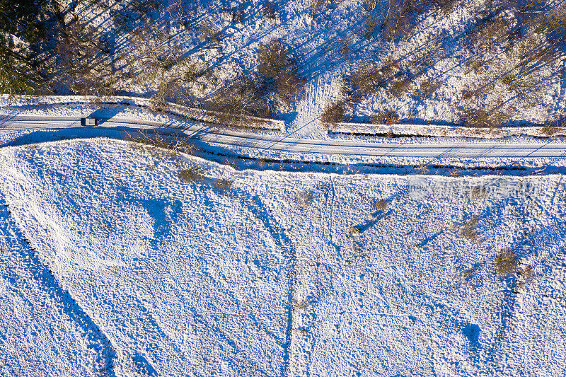 这是一架无人机直接俯瞰苏格兰西南部一条被雪覆盖的乡村公路的景象