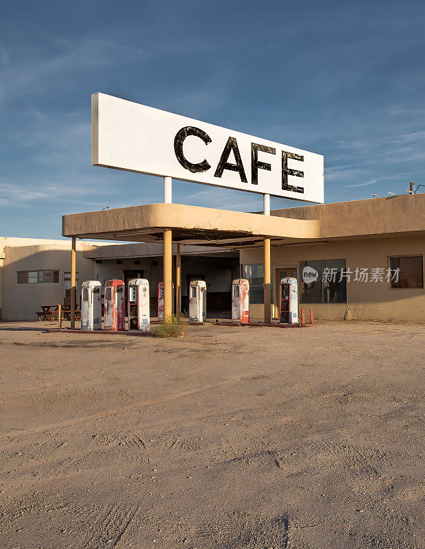 废弃的咖啡馆和加油站在加利福尼亚沙漠