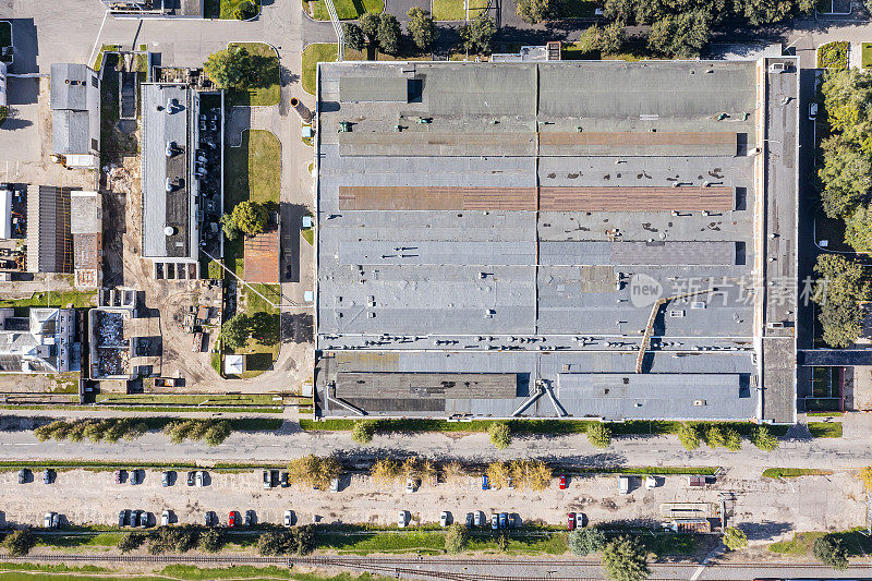 郊区大型工业仓库和厂房群的无人机视图